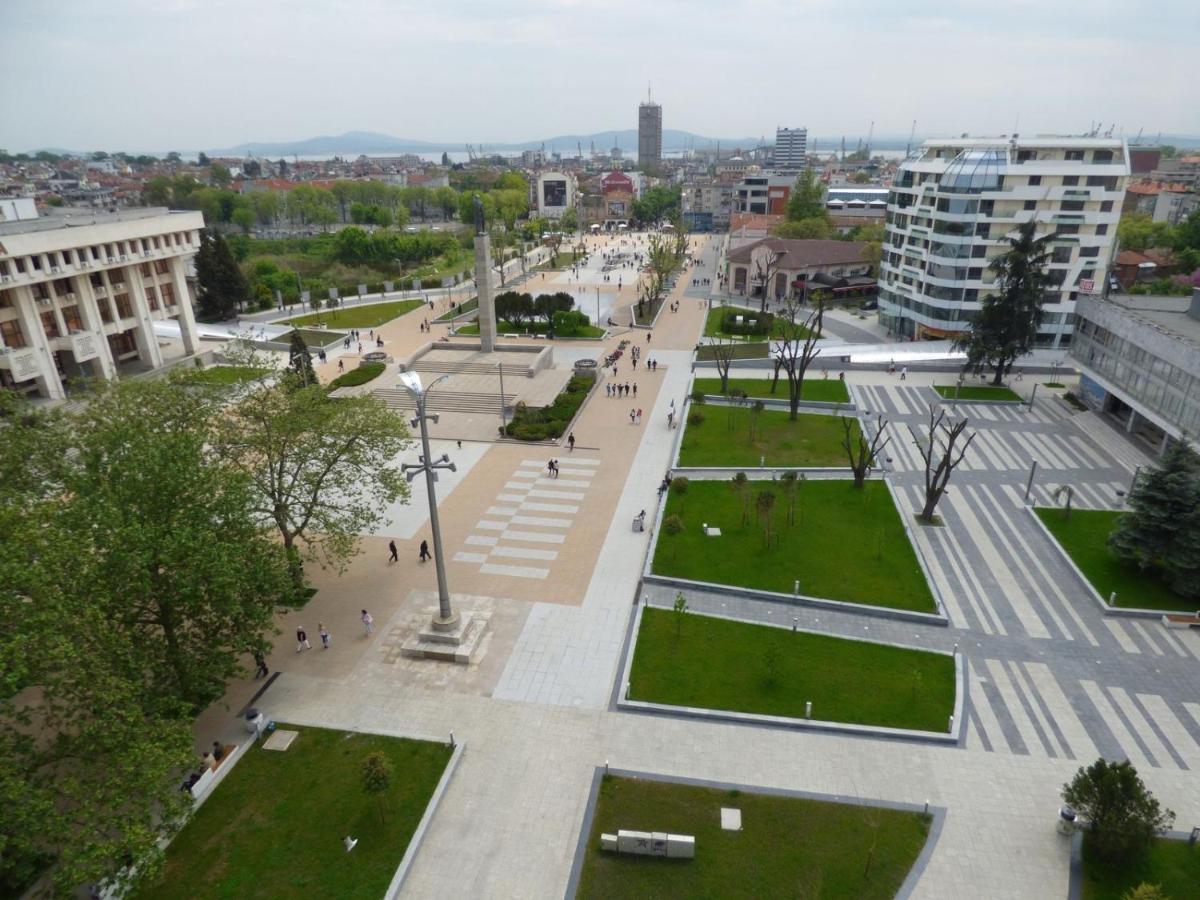 Avelov Art Apartment Burgas Bagian luar foto